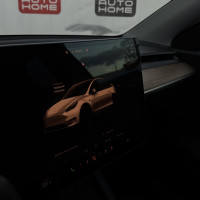 Tesla Model Y — миниатюра 1
