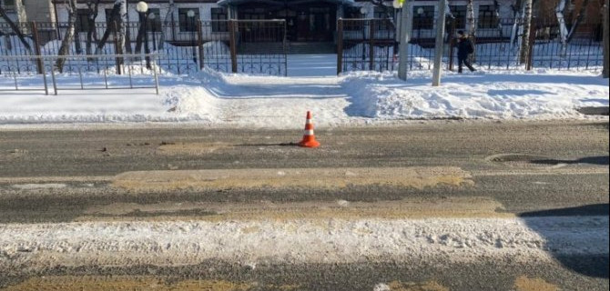 В Тюмени водитель сбил двоих детей на переходе и скрылся