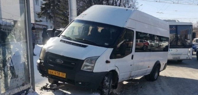 В Уфе микроавтобус сбил женщину на остановке
