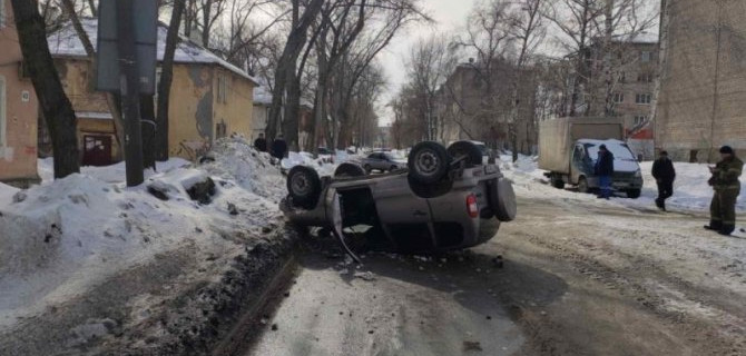 В Самаре опрокинулся автомобиль – водитель погиб