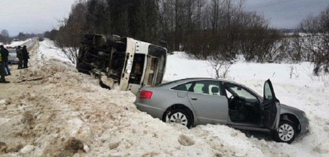 Рейсовый автобус опрокинулся в Шуйском районе Ивановской области