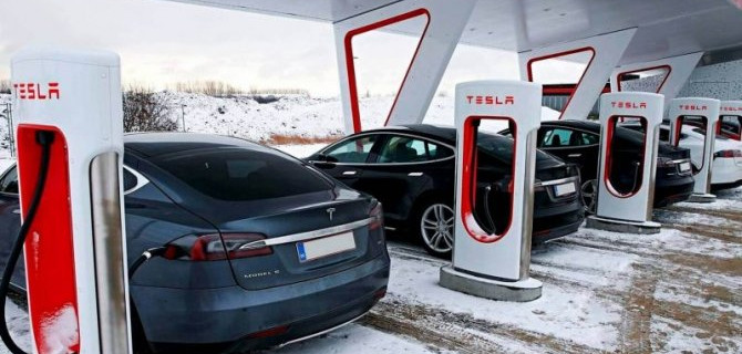 Электромобили Tesla теряют популярность