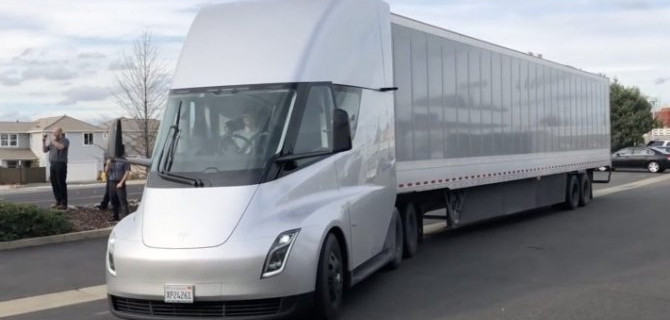 Илон Маск напомнил об электрогрузовике Tesla Semi