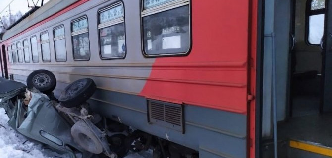 Электропоезд раздавил УАЗ в Кузбассе – водитель погиб