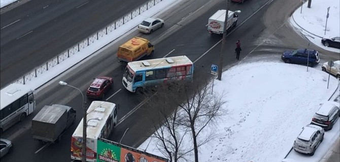 В ДТП с маршруткой на проспекте Славы в Петербурге пострадали два человека
