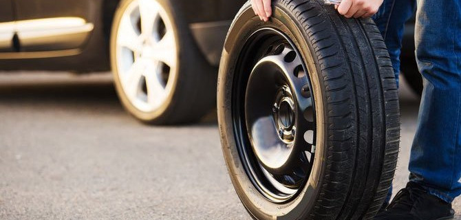 Можно ли получить штраф за смену колеса на обочине