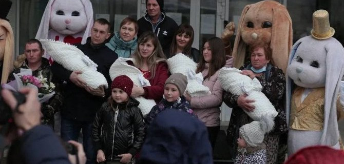 В новую жизнь с комфортом:  в Волгограде торжественно встретили новорожденных четверняшек