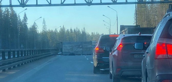 На «Скандинавии» опрокинулся грузовик