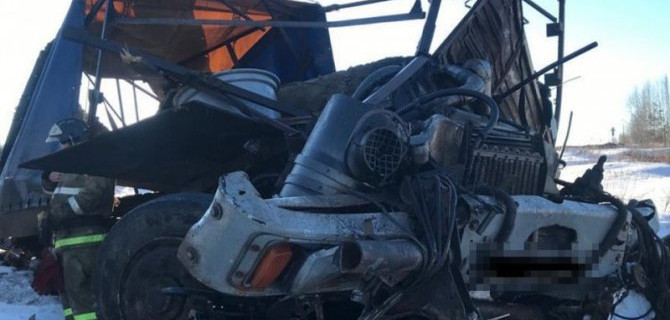 Водитель МАЗа погиб в ДТП с поездом в Сандовском районе Тверской области