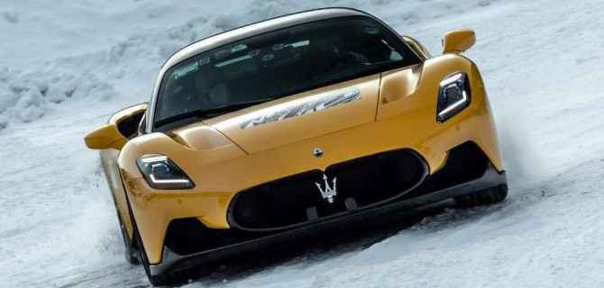 Суперкар Maserati MC20 испытали в роли «снегохода»