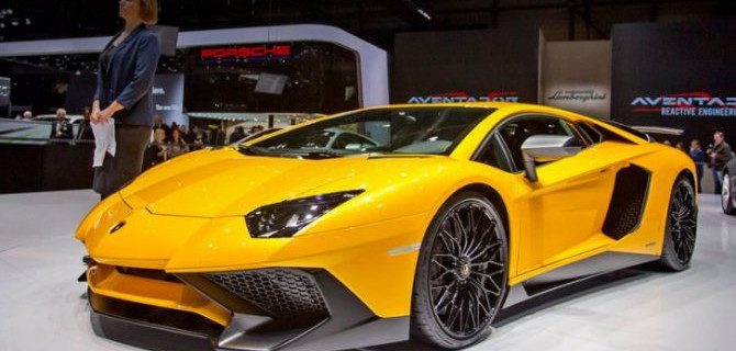 У Lamborghini Aventador неисправен замок капота