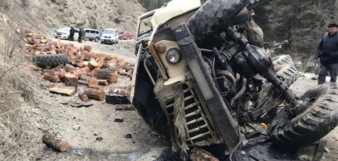 В Алтайском крае опрокинулся грузовик с дровами – водитель погиб