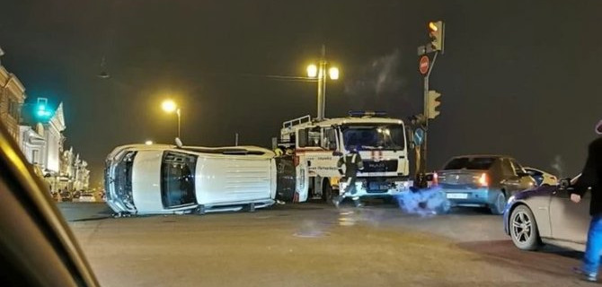 В Петербурге пенсионер за рулем «Субару» устроил два ДТП и свалился в реку