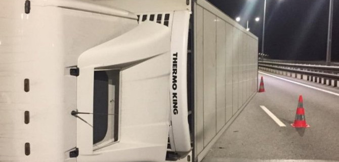 Фура опрокинулась на трассе -11 в Окуловском районе