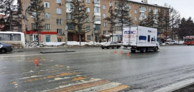 В Новосибирске грузовик сбил девочку