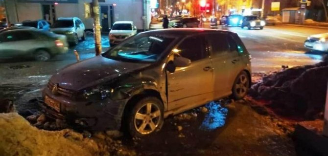 После ДТП в Самаре автомобиль сбил женщину