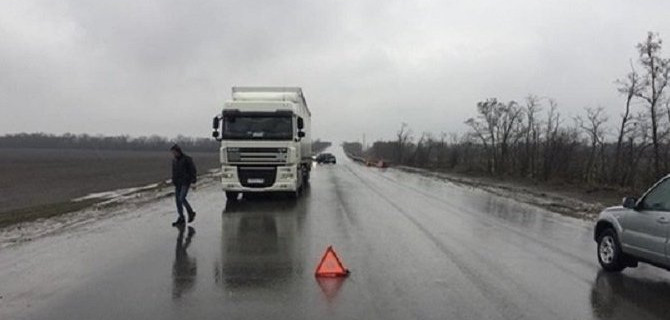 Две девочки пострадали в ДТП с грузовиком в Ростовской области