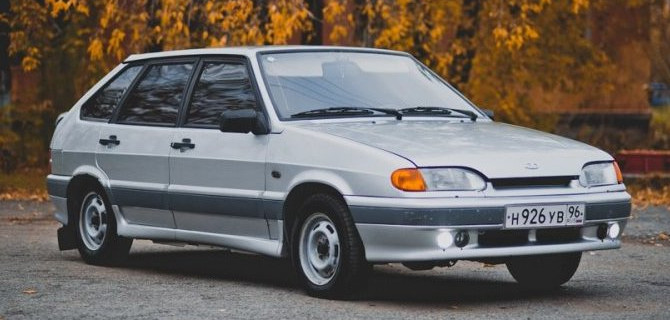 Каков средний возраст легковых автомобилей в России?