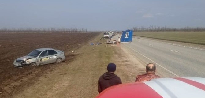 На Ставрополье на автомобиль прилетел унесенный ветром дом