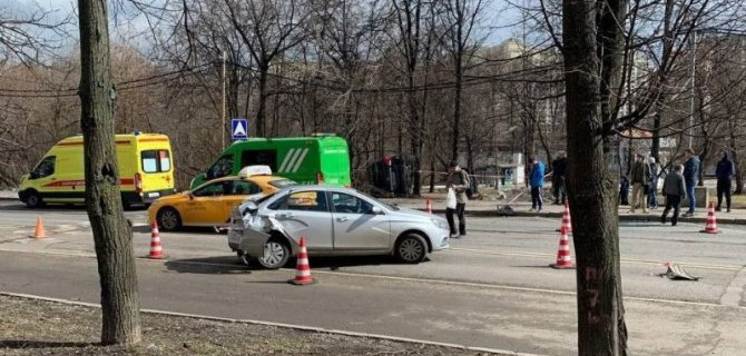 Три автомобиля столкнулись на западе Москвы