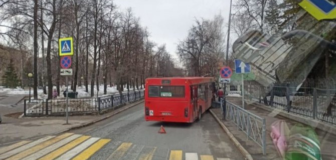 В Казани автобус врезался в дерево