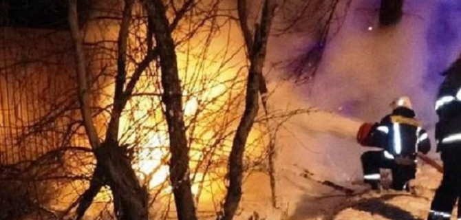 В Калуге иномарка врезалась в дерево и загорелась – погибли трое