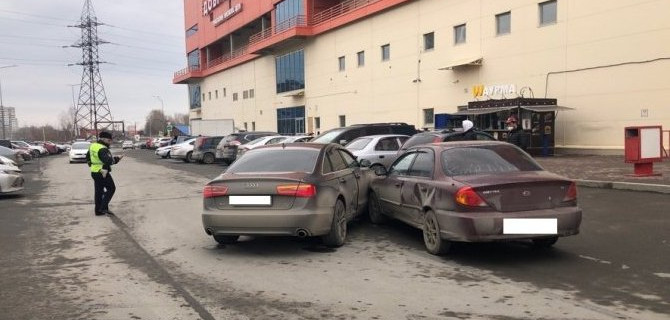 5-летний ребенок пострадал в ДТП на парковке в Екатеринбурге
