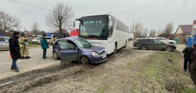 В Сальске в ДТП с автобусом погиб человек