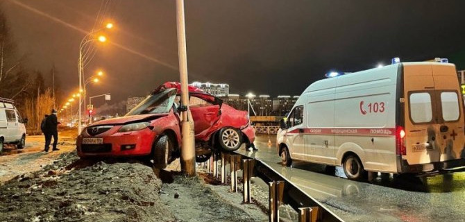 В Нижневартовске иномарка врезалась в столб – водитель погиб