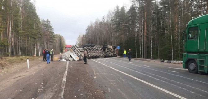 На «Скандинавии» опрокинулся грузовик
