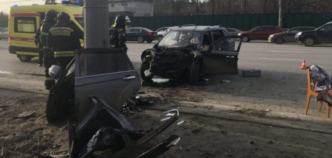 В Челябинске автомобиль врезался в столб – водитель погиб