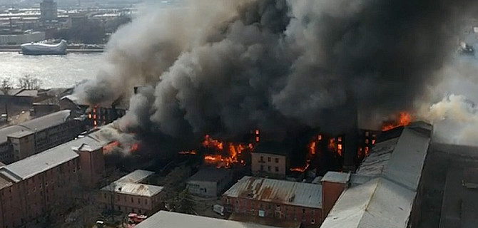 В Петербурге сильный пожар на старой мануфактуре полностью остановил движение на Октябрьской набережной