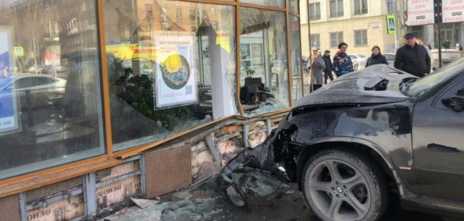 В Новосибирске BMW сбил на тротуаре двух пешеходов и врезался в здание