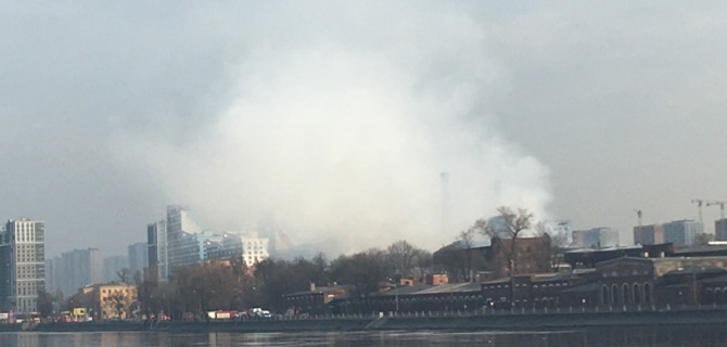 В Петербурге из-за страшного пожара вторые сутки перекрыто движение на Октябрьской набережной