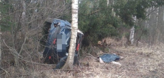 Женщина погибла при опрокидывании машины в Тверской области