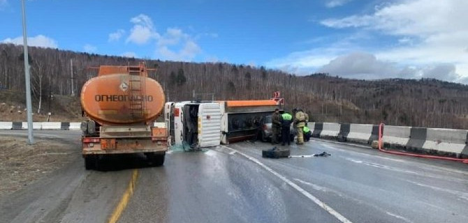 В ДТП с бензовозом в Иркутской области пострадали три человека