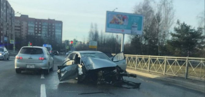 В Петербурге иномарка врезалась в столб – пострадали двое