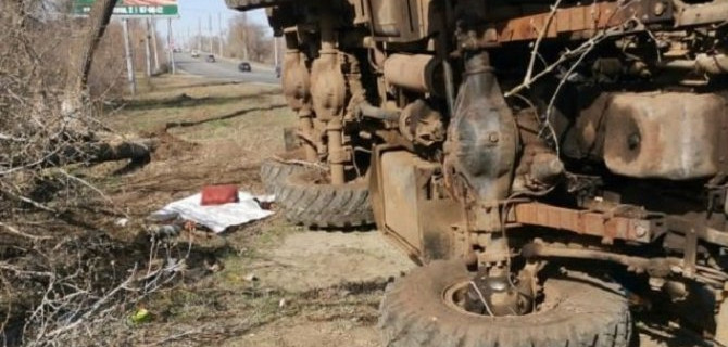 Грузовик насмерть придавил водителя в Оренбурге