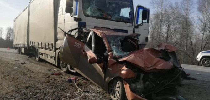 Водитель такси погиб в ДТП между двумя фурами под Миассом