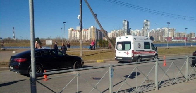В Приморском районе Петербурга Mercedes сбил подростка на велосипеде