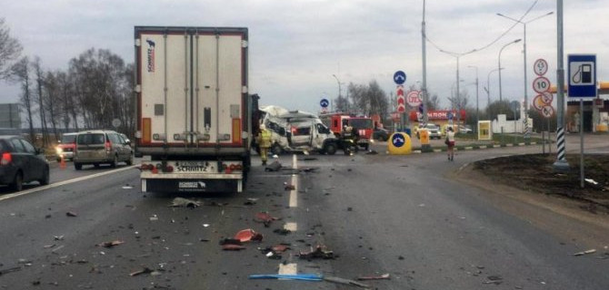 В ДТП с фурой в Калужской области погиб водитель микроавтобуса