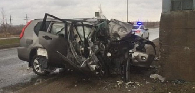 В Набережных Челнах водитель иномарки насмерть разбился об опору теплотрассы