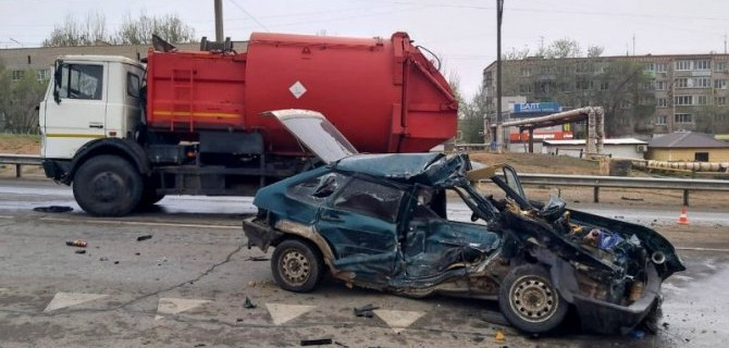 В Астраханской области в ДТП с мусоровозом погиб человек