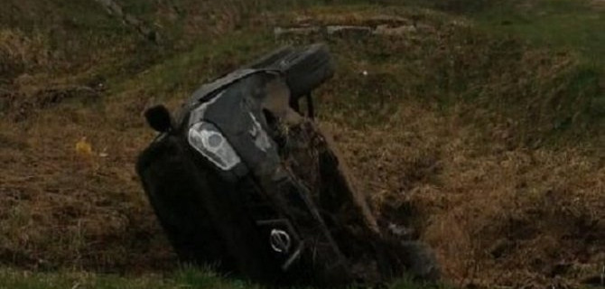 Женщина сломала позвоночник при опрокидывании авто в Тверской области