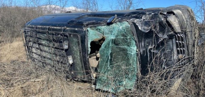 Три человека пострадали при опрокидывании микроавтобуса в Якутии