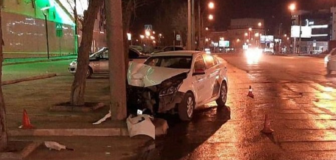 В Новосибирске такси врезалось в столб – пострадал водитель