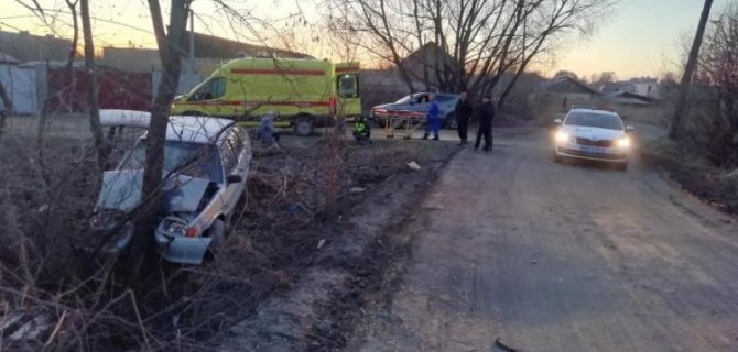 В Кургане подросток за рулем автомобиля врезался в дерево