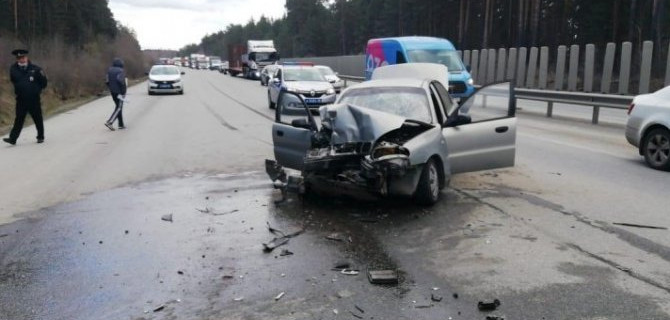 В Екатеринбурге в ДТП с трактором пострадали 4 человека