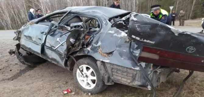 Два человека погибли при опрокидывании автомобиля в Свердловской области