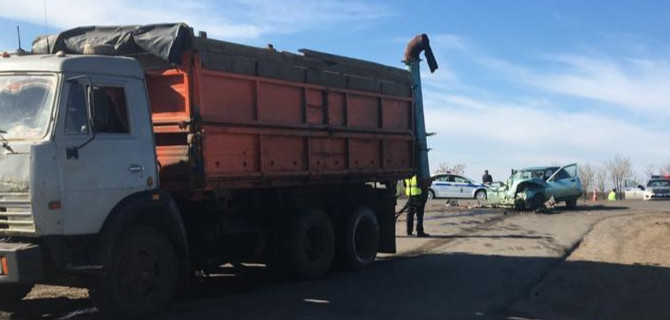 Под Самарой в ДТП с грузовиком и легковушкой погибло 2 человека, в том числе ребёнок